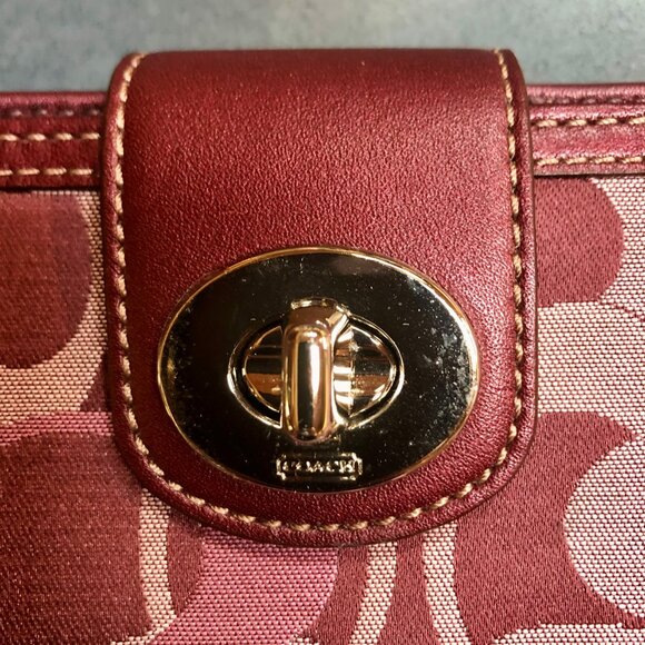 Vintage Coach Bordeaux Signature Print Patent Leather Trim Turn lock Close-New - Picture 2 of 10